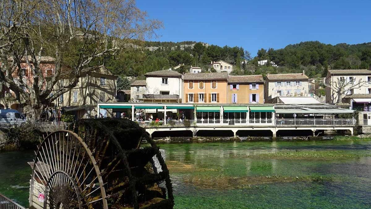 Fontaine-de-Vaucluse, le village qui donna son nom au département